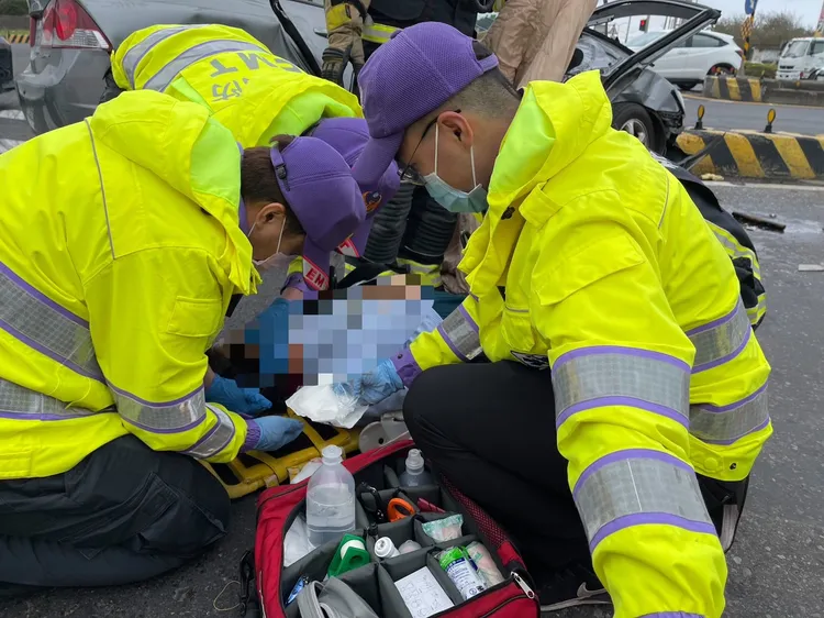 警消協助傷患送醫。桃園市消防局供