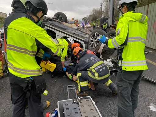 國3新店隧道口休旅車自撞施工圍籬 回堵6公里!駕駛腹部遭刺穿命危