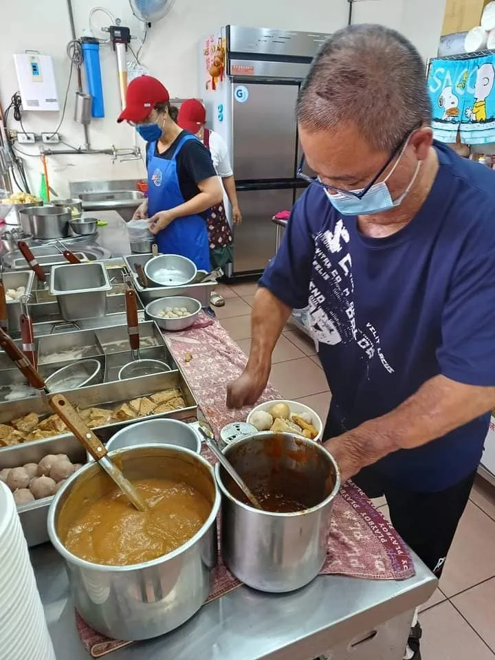 林老闆因為車禍10根手指截肢，目前賣甜不辣維生。取自城隍廟口甜不辣