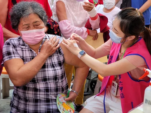 台南長輩好幸福！去年打疫苗就拿500元禮券　今年2月加碼送2劑快篩