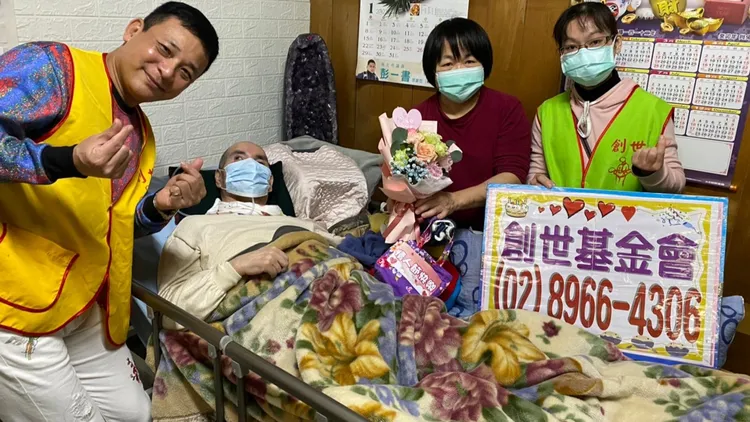 藝人胡鴻達獻唱情歌送給張婦。創世基金會提供