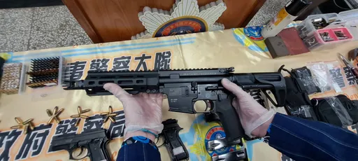 高雄警闖遊藝場逮改槍男  破小型軍火庫!這些地方竟存大批長短槍還藏毒