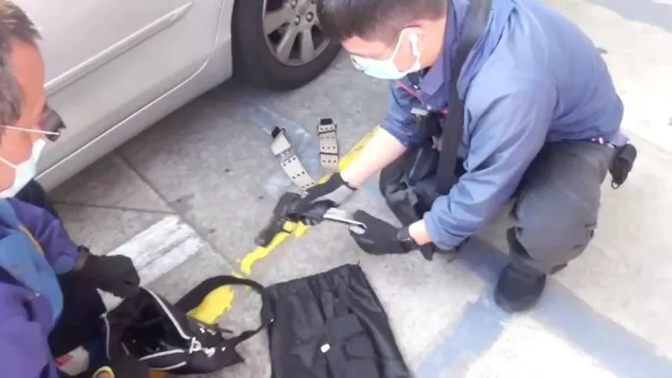 警方在嫌犯車上起出槍械。翻攝畫面