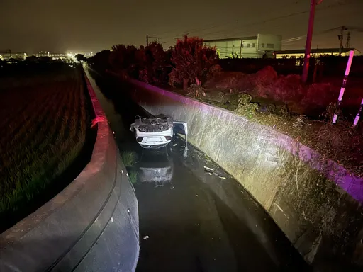 賓士高速撞護欄翻落大排釀2死　車內飄散濃濃這味道！肇事原因懷疑是這個