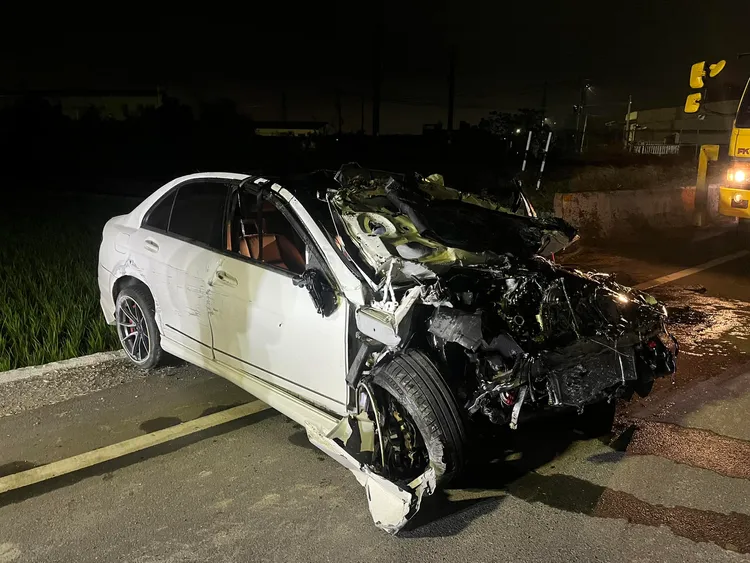 肇事車輛被吊起時，車頭嚴重毀損變形。民眾提供