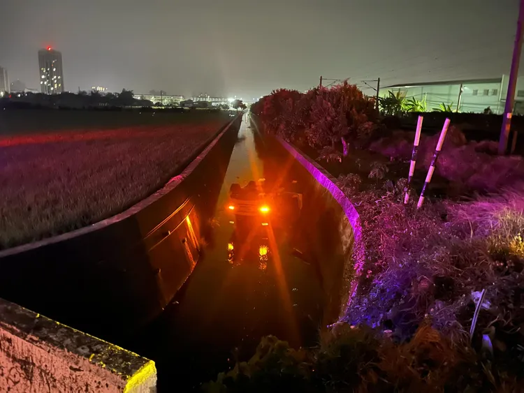 賓士車翻落2公尺深排水溝。民眾提供