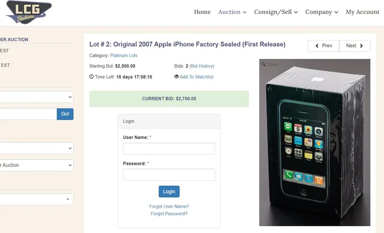 一支2007年發售的第一代iPhone智慧手機，正在進行拍賣。翻攝LCG Auctions拍賣網站