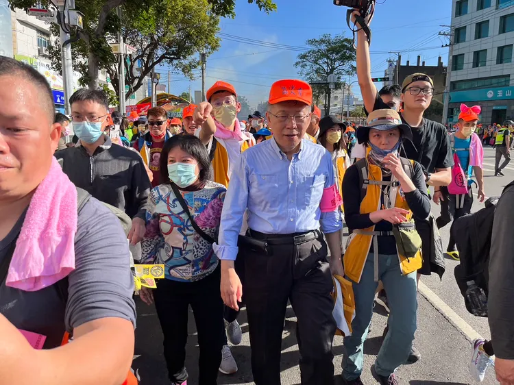 民眾黨主席柯文哲在沙鹿鹿寮商圈現身，陪同鑾轎前進。民眾提供