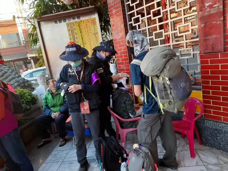 民眾不慎跌倒撞傷頭部，由醫護人員包紮。民眾提供