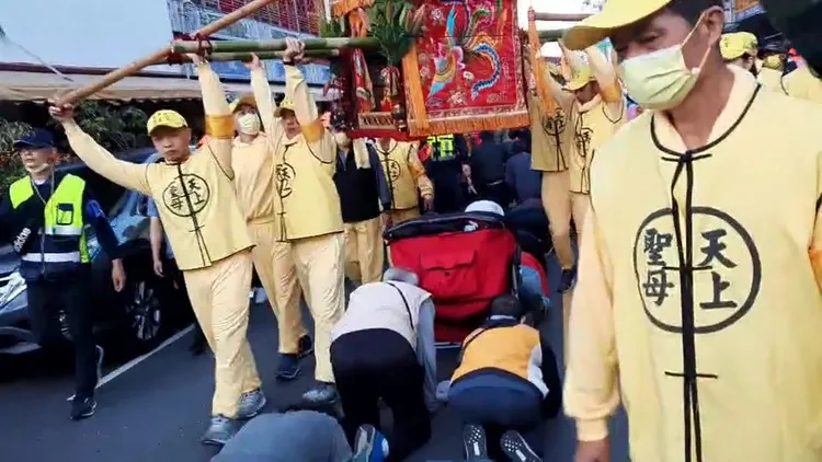 民眾排隊跪地鑽轎底。民眾提供