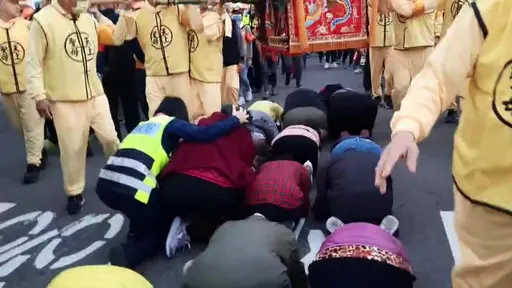 白沙屯媽祖清晨起駕 門口滿信徒!暖女警扶85歲老婦鑽轎底