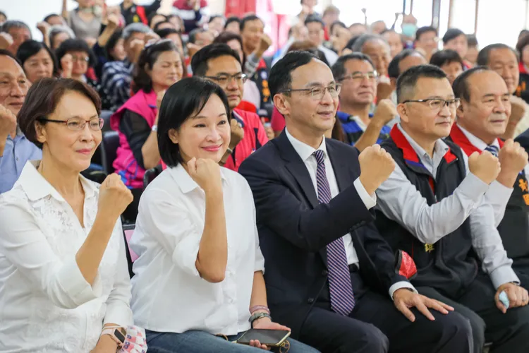 朱立倫向在場黨員同志介紹市黨部新任主任委員羅世雄(左4)。國民黨提供