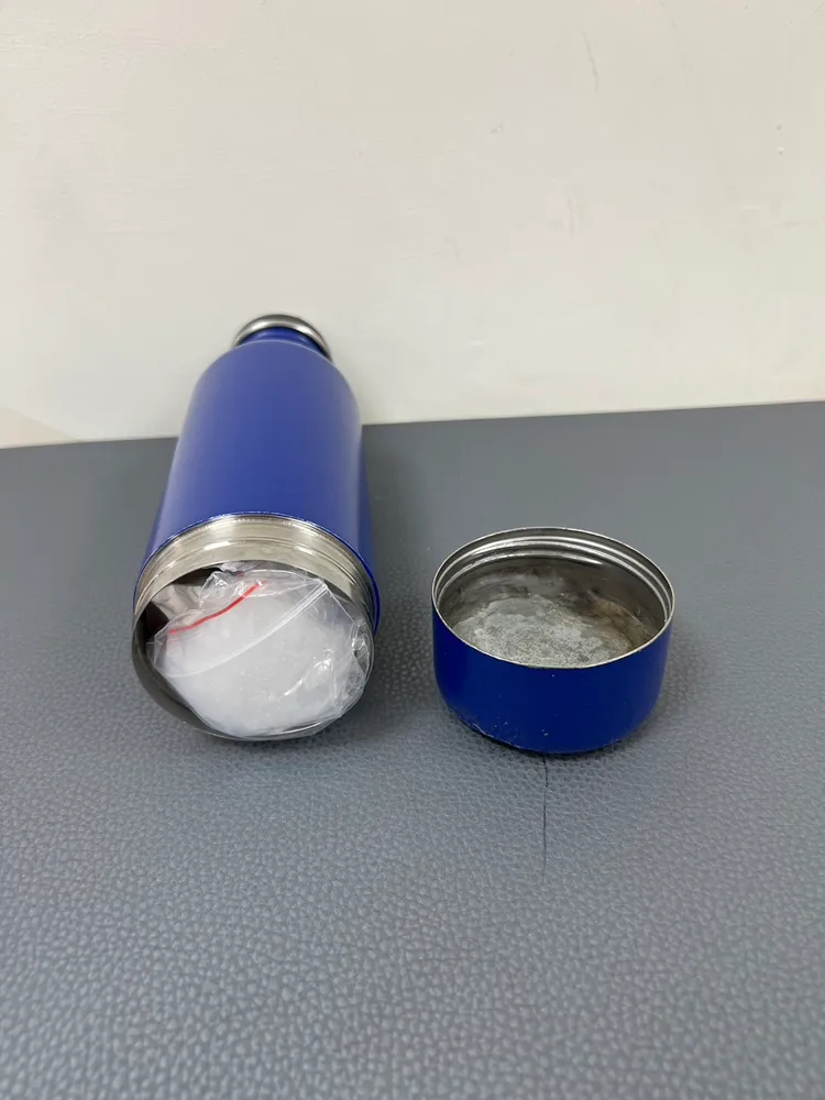 警方於保溫瓶內發現毒品。翻攝畫面