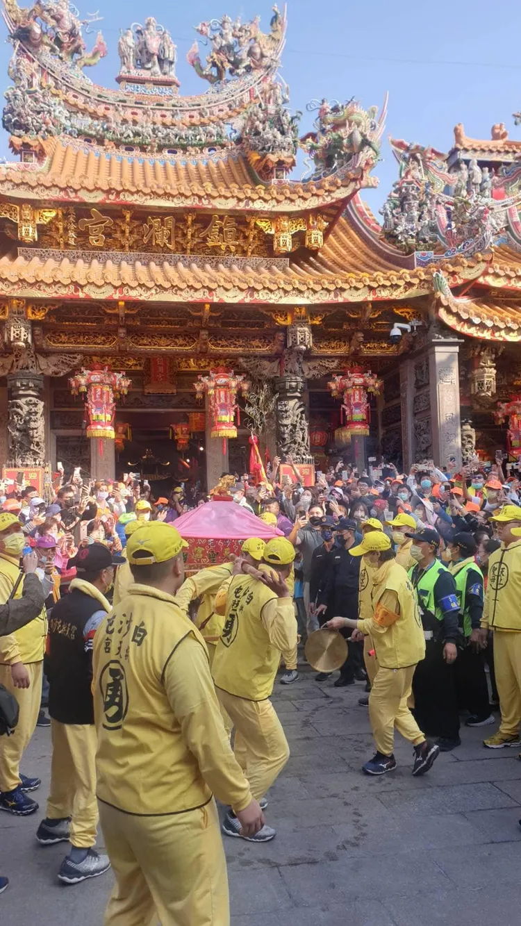 白沙屯媽粉紅色的鑾轎直接進到鎮瀾宮前廣場。翻攝白沙屯拱天宮臉書
