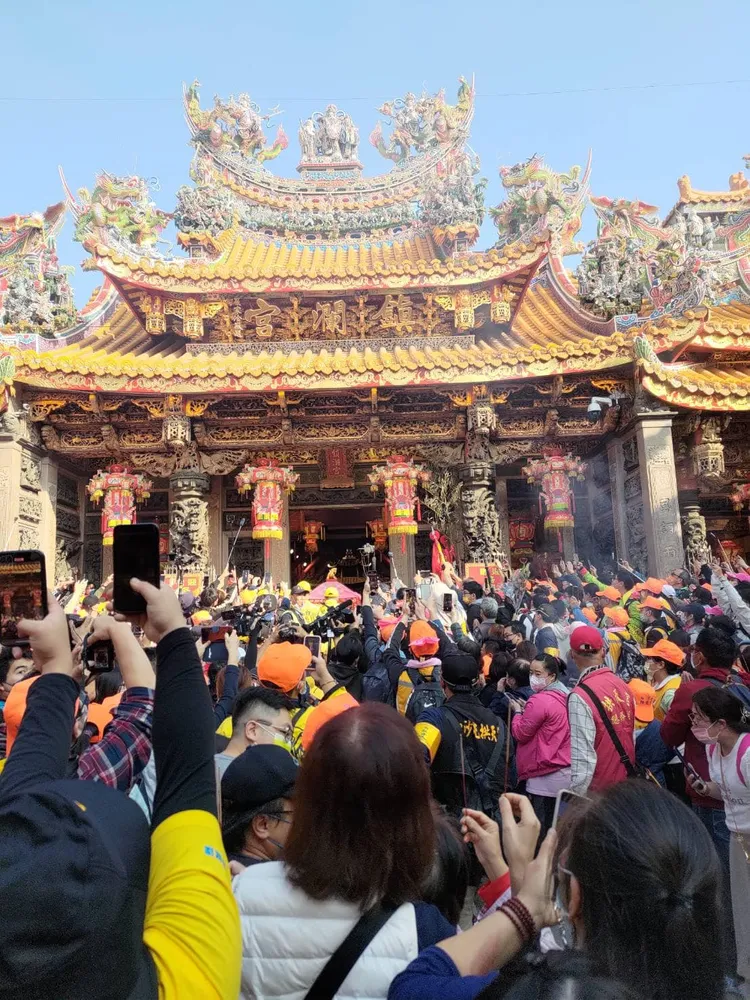 白沙屯媽下午轉進大甲鎮瀾宮，令現場信徒興奮不已。翻攝白沙屯拱天宮臉書