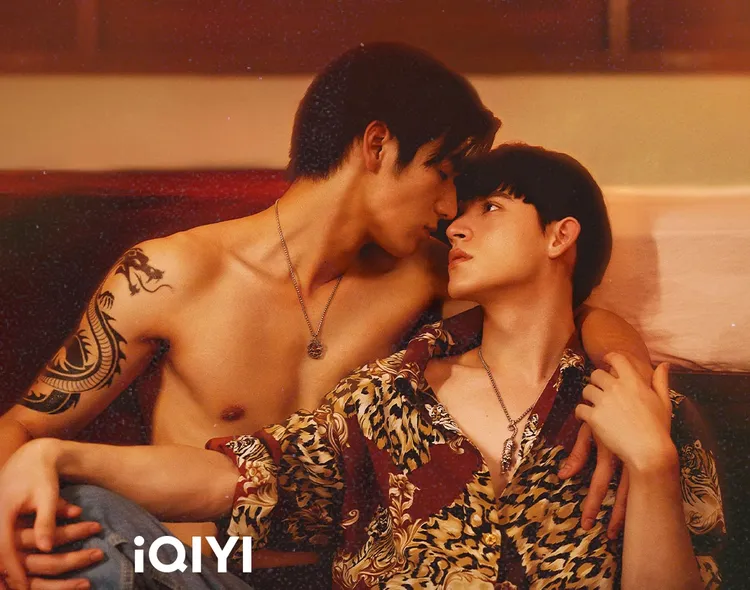 Bank（右）在《龍月》為了報復，設局下藥迷昏Mos拍性愛片，反而被他反攻。愛奇藝國際站提供