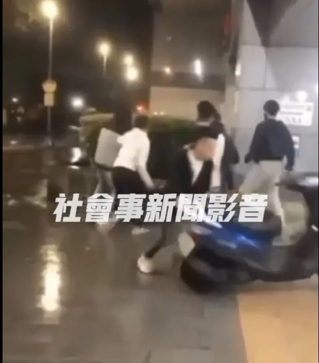 有人動手推倒李姓少年的機車。翻攝《社會事新聞影音》