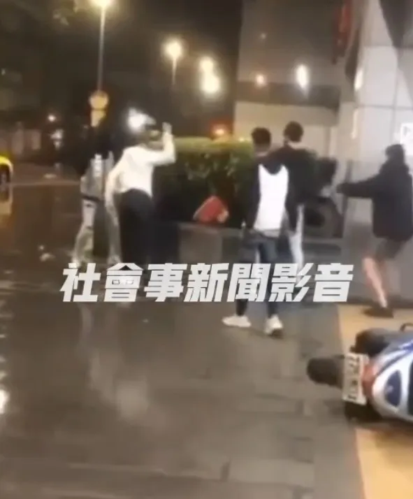 住人分持鋁棒、安全帽狂毆李姓少年。翻攝臉書《社會事新聞影音》