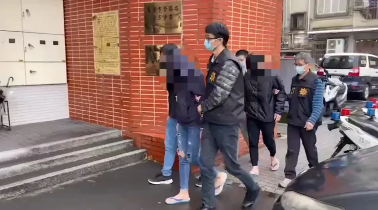 警方逮捕動手打人的嫌犯。翻攝畫面