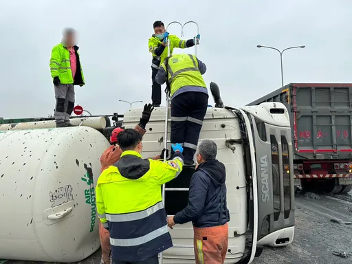 西濱新竹段2車追撞槽車翻覆 液態氮微露無恙!駕駛一度受困車內