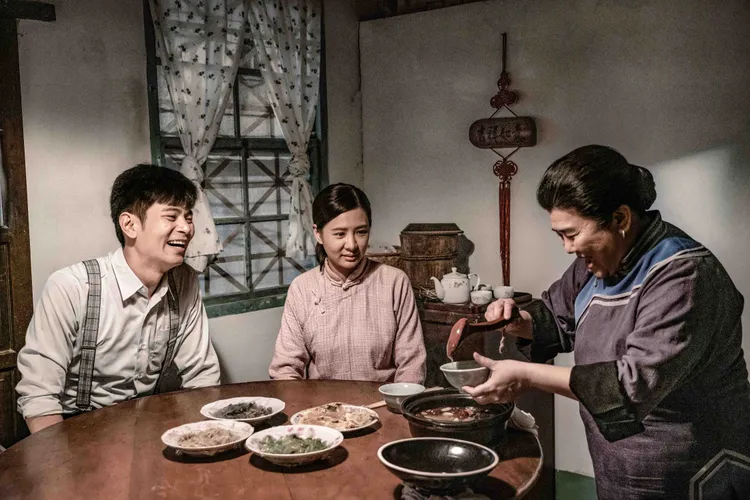 林美秀（右）劇中煮燒酒雞讓安心亞（中）、楊子儀成功滾床，大批網友跪求食譜。公視、禾豐製作提供