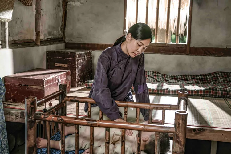 安心亞飾演的「阿春」借腹生子後內心相當掙扎。公視、禾豐製作提供