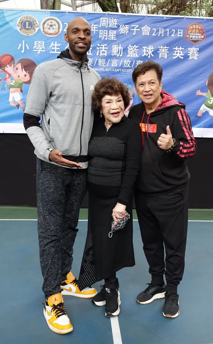 球星戴維斯（左起）高出周遊和李朝永3顆頭。莊宗達攝