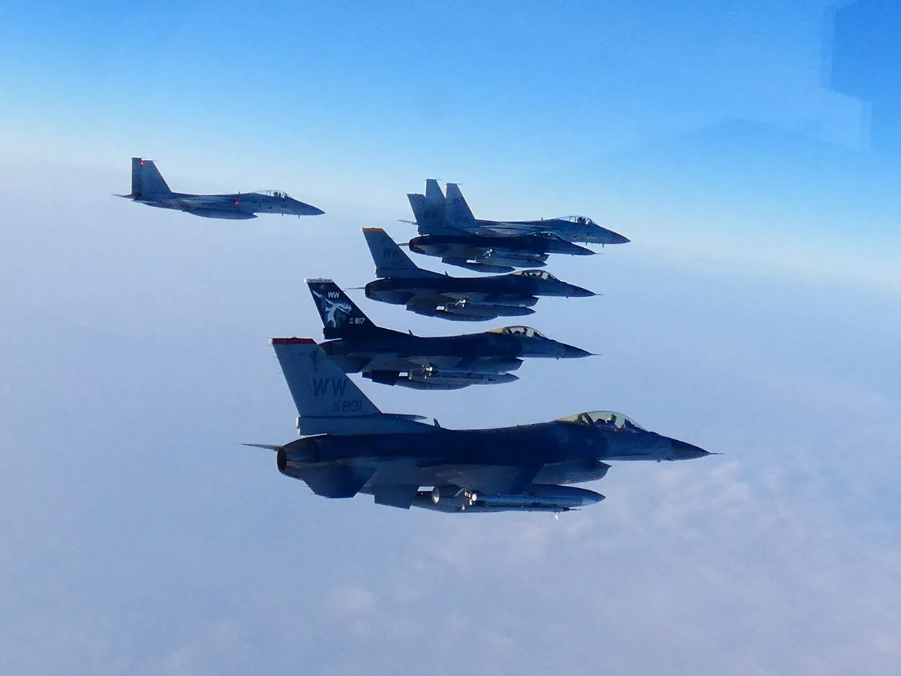 日本F-15戰機與美軍F-16戰機也在19日聯合軍演。路透社/日本防衛省