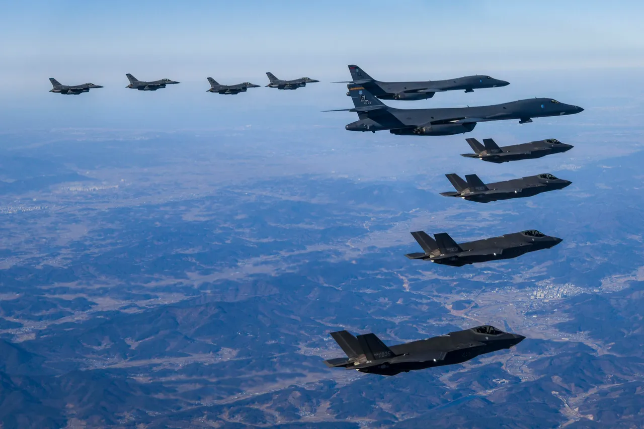 美軍F-16戰機、B-1B轟炸機與南韓F-35A戰機(下方)聯合演習。美聯社/南韓國防部