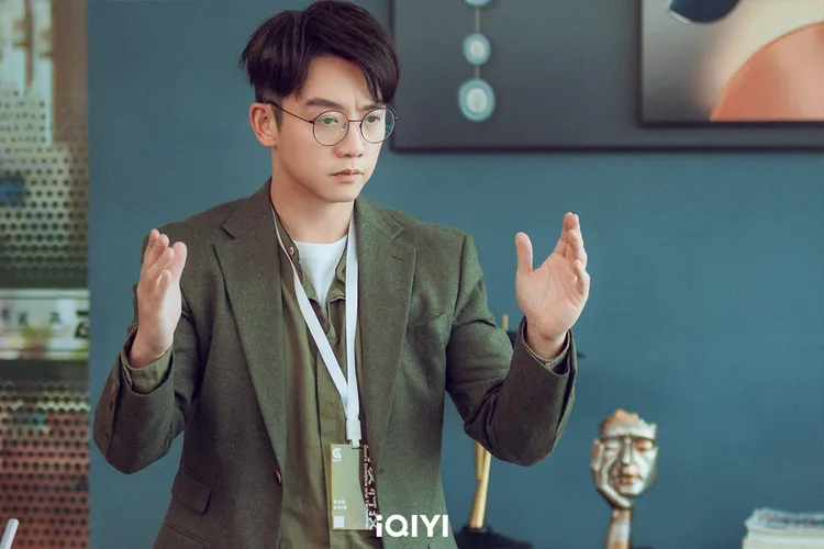 鄭愷飾演李天然，是職場黑洞。愛奇藝國際站提供