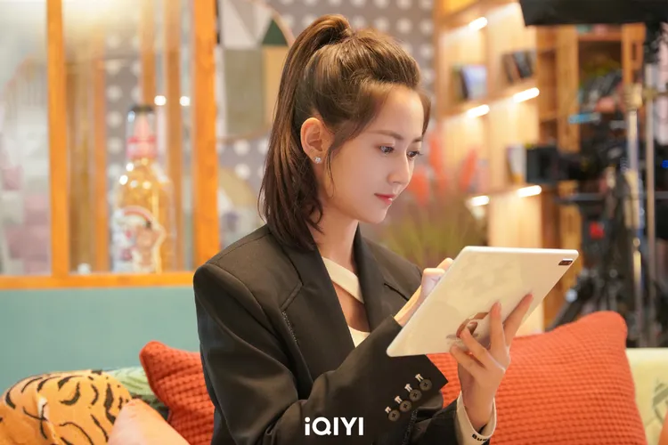 陳鈺琪飾演范思思，不加班無欲無求的企劃組長。愛奇藝國際站提供