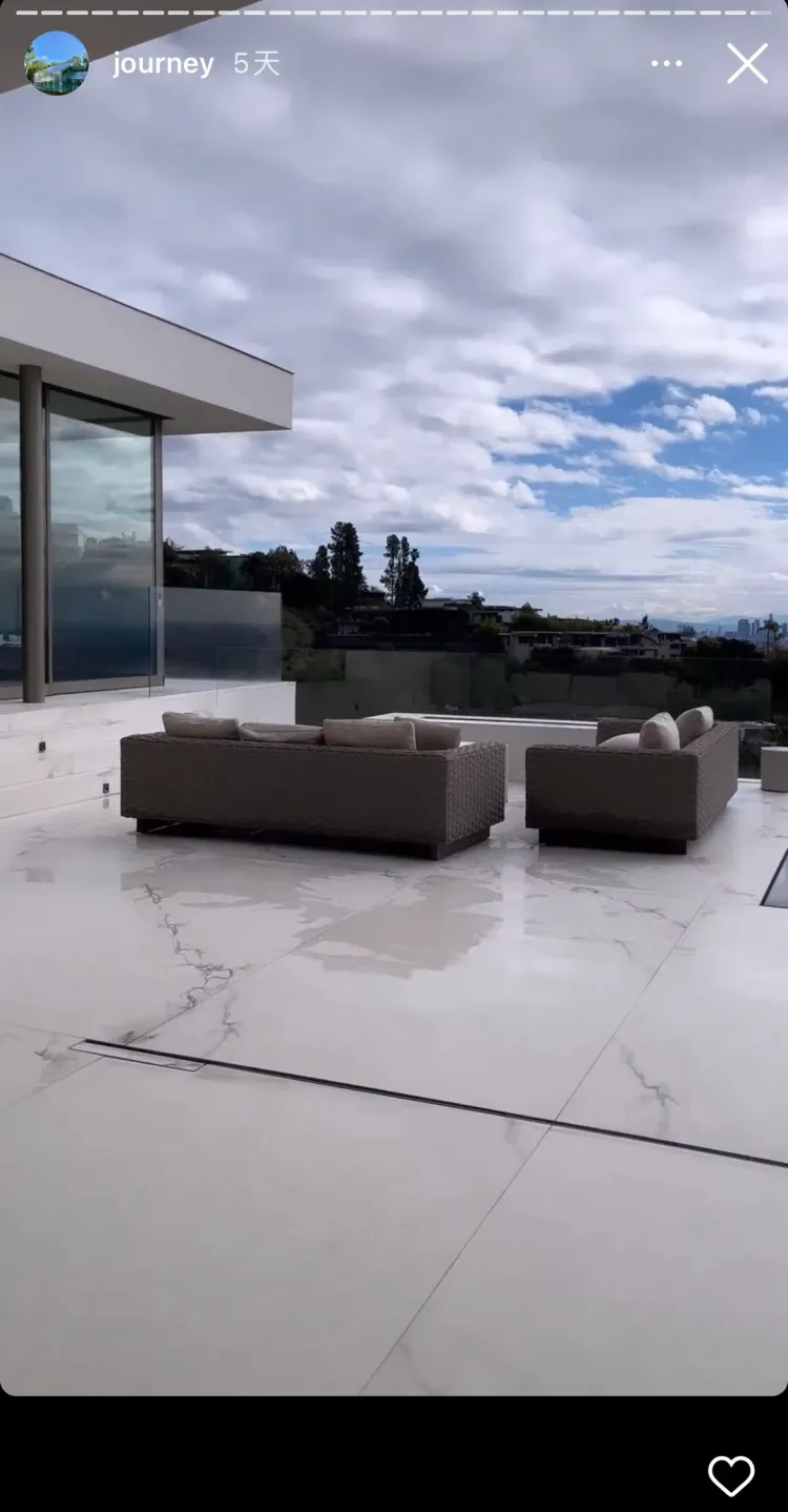 郭台銘豪宅陽台還有戶外沙發。引自曾馨瑩臉書