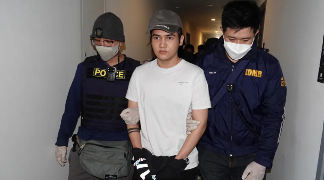 薩哈拉特的外貌變化，讓逮捕過他的警方也很驚訝。翻攝《曼谷郵報》