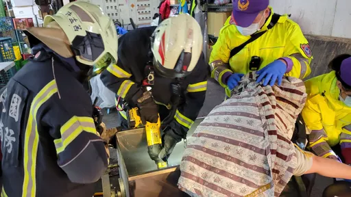 婦人手掌捲入攪拌機 119急救援