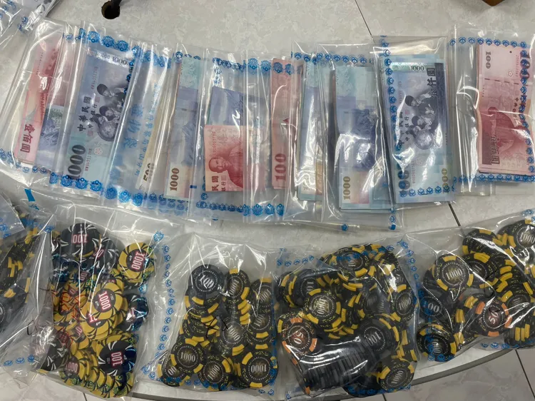 警方查獲大量賭資與籌碼。翻攝畫面