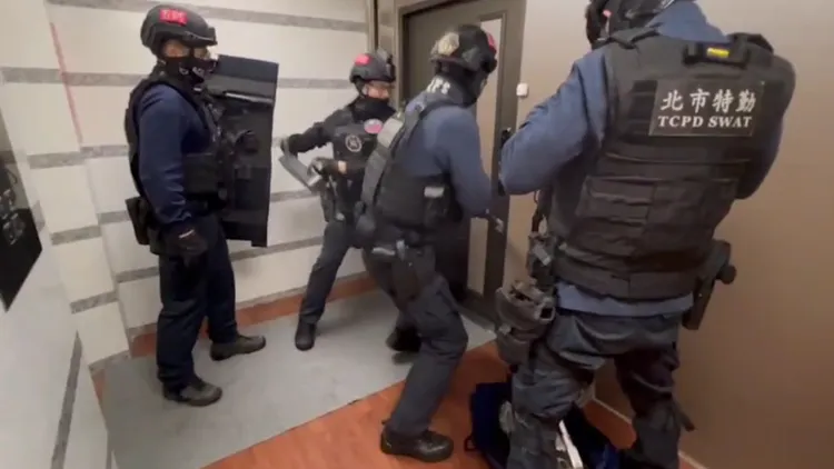 警方今天深夜攻堅。翻攝畫面
