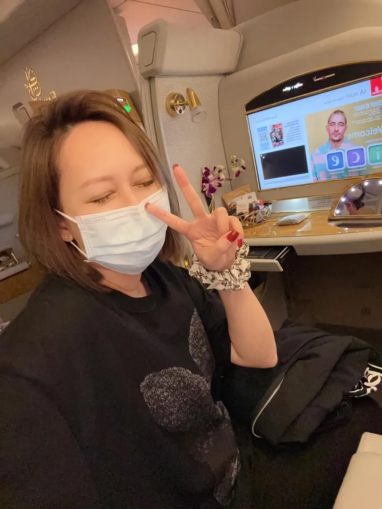 瑪菲司享受頭等艙。Hola Mavis 國際連線