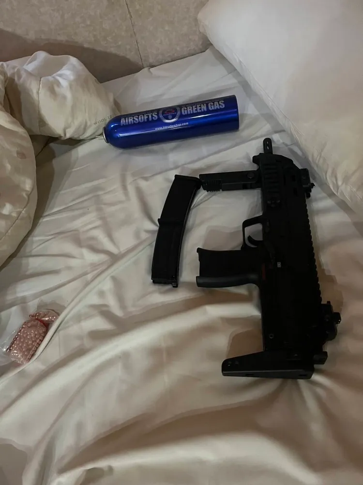 警方起出瓦斯槍。讀者提供