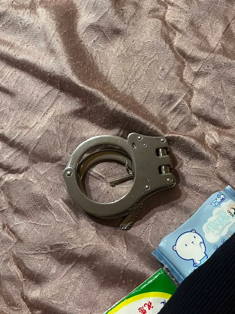 警方起獲手銬。讀者提供