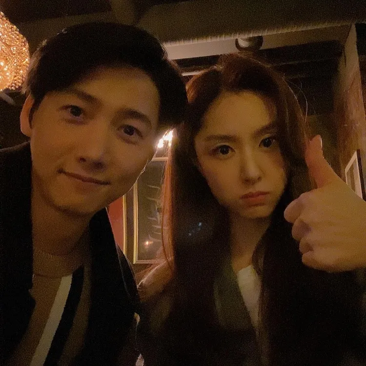 徐智慧(右)和李尚禹在《紅氣球》上演婚外情。翻攝IG