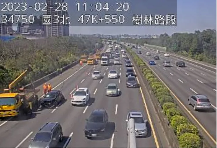 10時33分國3北向47.6公里發生3小客車追撞事故佔用外側車道，導致回堵2.5公里。高公局提供