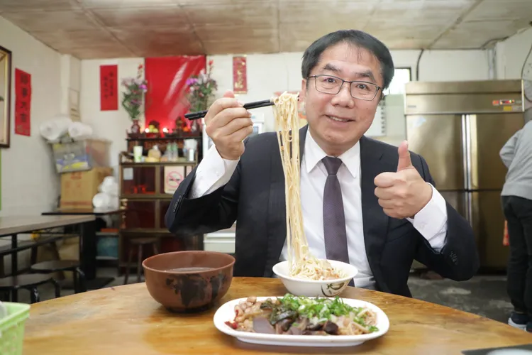 黃偉哲造訪用餐。南市府提供