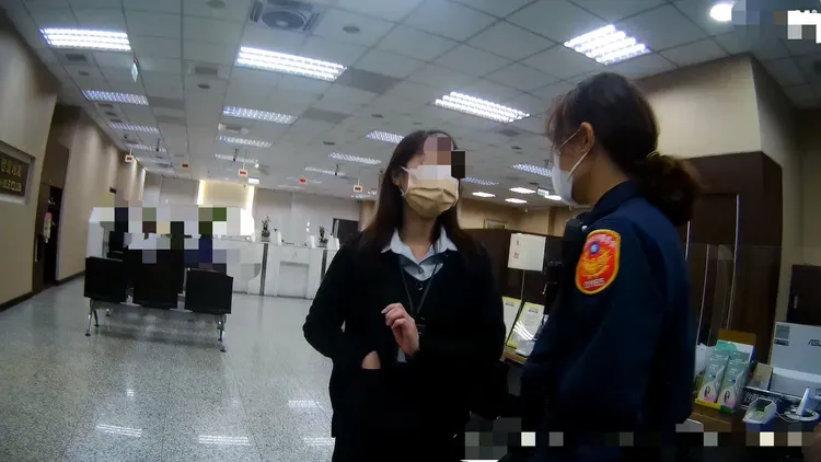 警方詢問銀行經理了解過程。板橋警分局提供