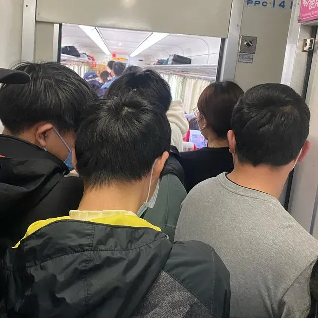 女網友買座位票卻坐不到，因為根本擠不進去。翻攝PTT八卦版