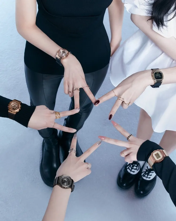 ITZY成員分別戴上GM-S2100系列、GM-S5600系列以及GM-S110等系列腕錶，展現又酷又甜的新世代女孩魅力。翻攝gshockwomen_tw IG