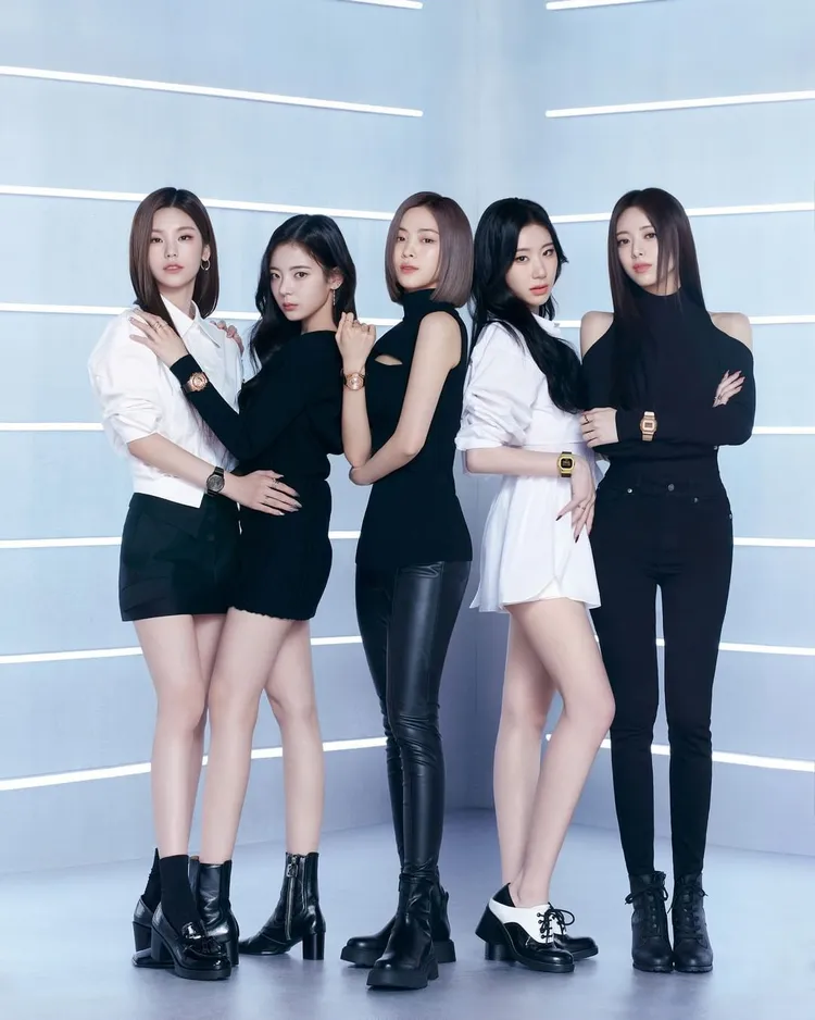 ITZY接下G-SHOCK門面擔綱的首發形象照，即以俐落個性秀長腿的裝扮，搭襯專為女性設計的全新G-SHOCK WOMEN系列錶款，形象十分吸睛。翻攝gshockwomen_tw IG