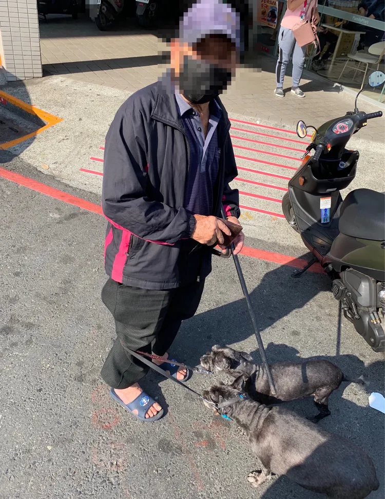 老人帶著愛犬到超商偷狗罐頭。翻攝畫面
