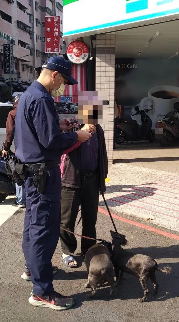 老人帶著愛犬到超商偷狗罐頭。翻攝畫面