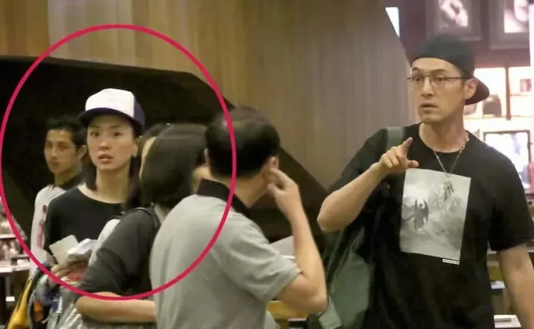 胡歌與老婆黃曦寧（圓圈處）昔日同框照。翻攝寶二姨微博