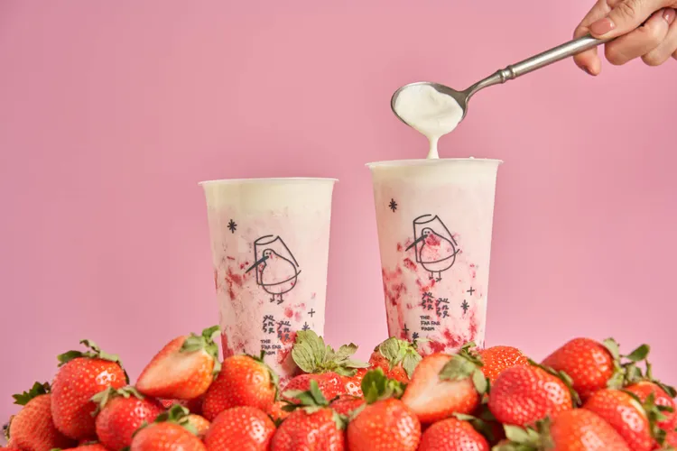 草莓果粒優格，中杯售價95元。業者提供